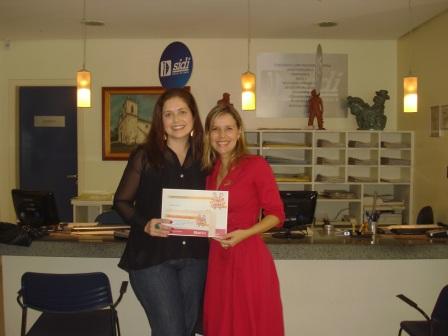 Rejane_Rodrigues_entrega_certificado_a_Suzana_Barros.jpg